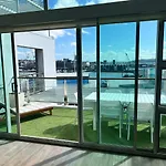Spacious Penthouse With Spectacular Harbour Views!