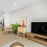 Urban Glow Townhouse With Parking