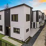 Jupiter St Holiday Home No 1