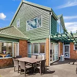 Private And Sunny 3-Bedroom Home With Parking