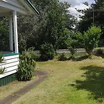 Green Getaway- Unique, 4 Bedroom Bungalow Papakura