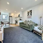 Immaculate - 2 Bedroom Townhouse Close To Fruitvale Train Station