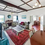 Green Getaway- Unique, 4 Bedroom Bungalow Papakura