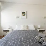 Spacious Penthouse With Spectacular Harbour Views!