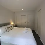 Private Room With Ensuite & Garden Epsom