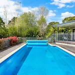 Ultimate 5-Bedroom Rural Poolside Oasis - Auckland