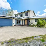 Ultimate 5-Bedroom Rural Poolside Oasis - Auckland