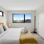 Sleek Vista Townhouse With Deck And Air-Con