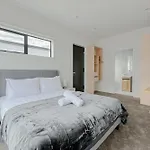 Cozy One-Bedroom Getaway In Takanini