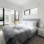 Cozy One-Bedroom Getaway In Takanini