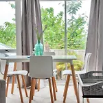 Bright Kingsland Contemporary