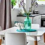 Bright Kingsland Contemporary