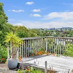 Bright Kingsland Contemporary