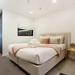 Sunny Retreat In Heart Of Cbd