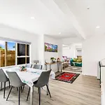 Spacious Freshly Renovated 3Br Ellerslie Unit