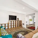 Spacious Freshly Renovated 3Br Ellerslie Unit