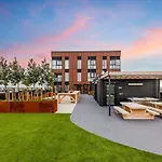 Stunning Ellerslie Apartment + Private Balcony