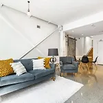Contemporary 1Br Queen Street Retreat