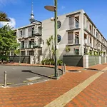 Spacious Viaduct Studio + Free Parking