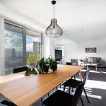 Stunning Three Bedroom Home Near Sky Tower