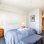 Stunning Three Bedroom Home Near Sky Tower