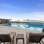Stunning View Studio With Balcony - Gym, Pool And Free Parking!