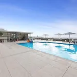 Stunning View Studio With Balcony - Gym, Pool And Free Parking!