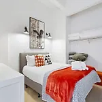 Cosy Central Apartment - Charming Building