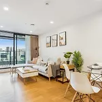 Cosy Two Bedroom Apartment With Balcony Pool And Gym