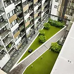 Cosy Two Bedroom Apartment With Balcony Pool And Gym