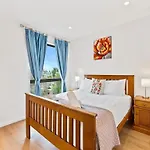 Stunning Three Bedroom Townhouse With Free Parking