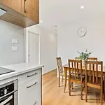 Stunning Three Bedroom Townhouse With Free Parking