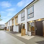 Stunning Three Bedroom Townhouse With Free Parking