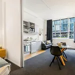 Open-Plan Living In The Heart Of Auckland