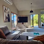 The Waterfront 361-With Sea View, Skysport And Air Conditioner In Each Bedroom