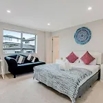 5 Bdr Flat Bush Mansion - Central Aircon, Fast Wifi, Pool Table, Netflix And More!