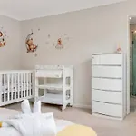 5 Bdr Flat Bush Mansion - Central Aircon, Fast Wifi, Pool Table, Netflix And More!