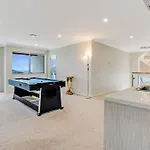 5 Bdr Flat Bush Mansion - Central Aircon, Fast Wifi, Pool Table, Netflix And More!