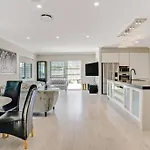 5 Bdr Flat Bush Mansion - Central Aircon, Fast Wifi, Pool Table, Netflix And More!