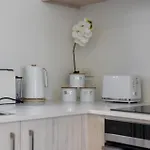 Cityscape Cozy Haven In Te Atatu - 1 Br