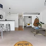 Funky One Bedroom Apartment On Princes Wharf