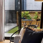 St Vincent Charmer - Stylish Townhouse W Carpark