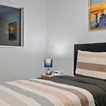 Lux 4 Bedroom In Auckland With Spa And Light Breakfast