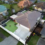 Lux 4 Bedroom In Auckland With Spa And Light Breakfast