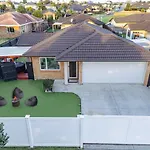 Lux 4 Bedroom In Auckland With Spa And Light Breakfast