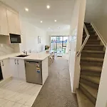 Entire Luxury Cosy Townhouse With Master Bedrooms,10 Min To Airport & Sylvia Park