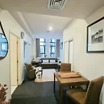 Urban Deco Apartment On Queen Street