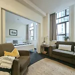 Urban Deco Apartment On Queen Street