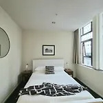 Urban Deco Apartment On Queen Street
