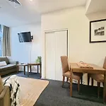 Urban Deco Apartment On Queen Street